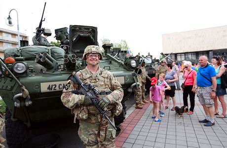 V sobotu se pesunul konvoj tajc 420 vojk a 225 kus techniky do Vykova,...