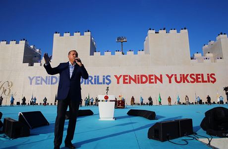 Tureck prezident ped kulisami hradeb