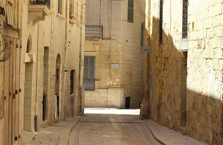 Klikaté uličky maltských měst dýchají historií. Když nastane zlatá hodina,...