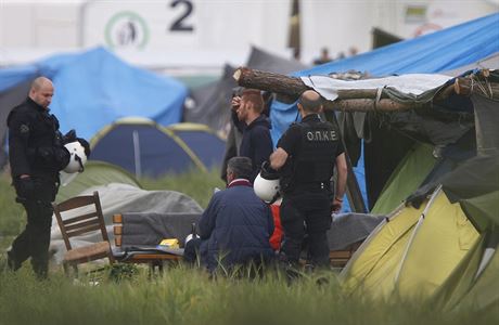 etí policisté v uprchlickém táboe.