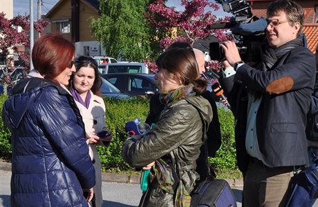 Eva Michalkov hovo s novini ped zatkem soudu v Hokksundu.