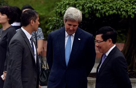 f americk diplomacie John Kerry hovo se svm veitnamskm protjkem Pham...
