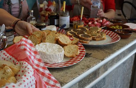 Ochutnejte Provence! Levandulov med, sametov camembert, koenn tapendy z...