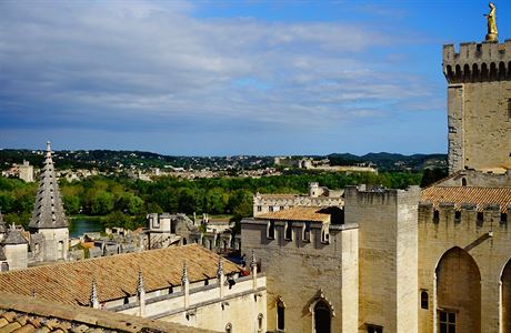 Úchvatný pohled ze střechy Papežského paláce v Avignonu.
