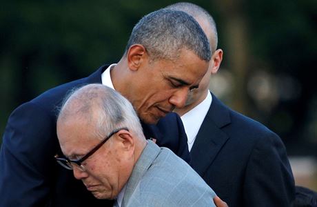 Barack Obama objímá igeaki Moriho, peivího atomové katastrofy v Hiroim.