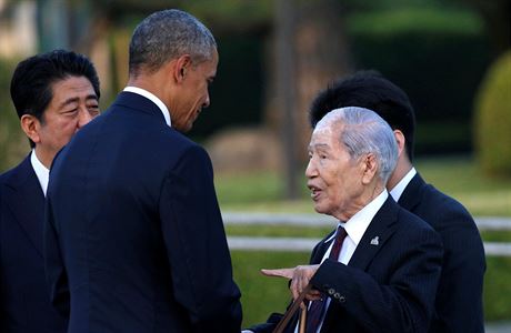 Barack Obama a inzo Abe hovo s Sunao Cubojem, peivm jadernho toku na...
