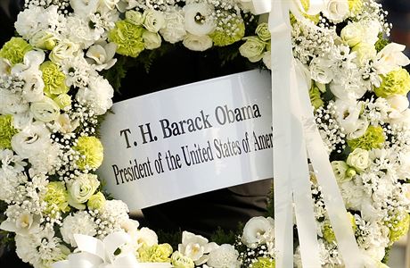 Kvtinov vnec, jm Barack Obama symbolicky uctil pamtku obt smrtcho...