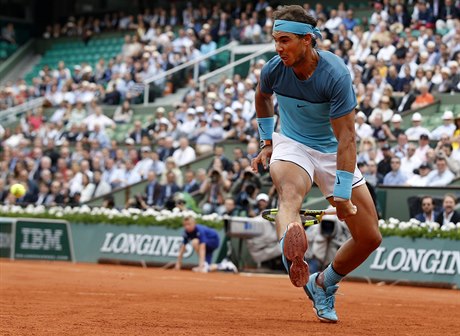 Rafael Nadal hraje míek mezi nohama bhem French Open.