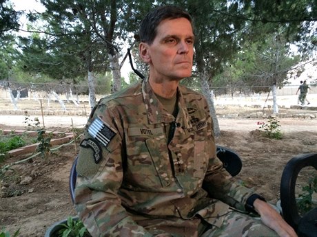 Generál Joseph Votel se vydal na tajnou cestu na sever Sýrie.