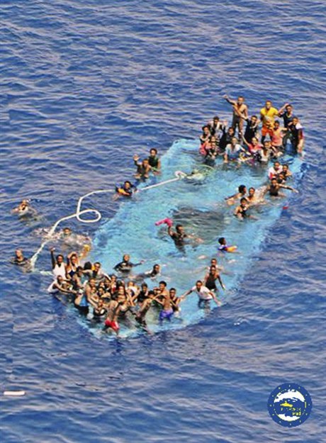 eckým záchranám se podailo z pevráceného plavidla zachránit 250 lidí
