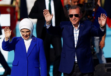 Turecký prezident Tayyip Erdogan spolu s manelkou Emine zdraví slavící davy