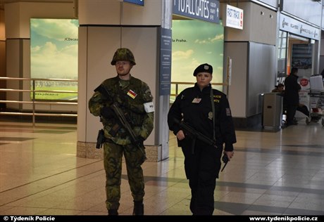 S policisty hlídali ulice i vojáci.