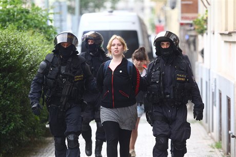 Policisté vyvádí jednu z aktivistek, která po nahláení bomby odmítla opustit...