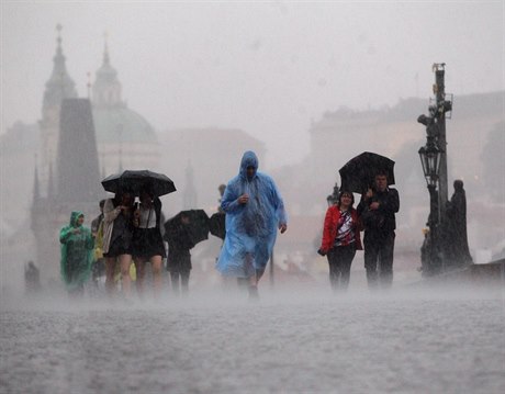 Dé pekvapil turisty na Karlov most.