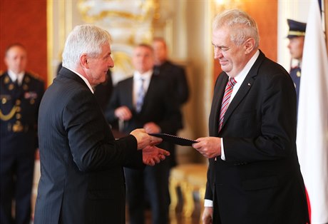 Prezident Miloš Zeman ve středu jmenoval stávajícího člena bankovní rady,...