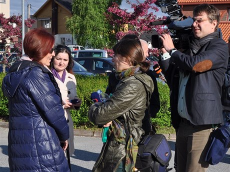 Eva Michaláková hovoí s novinái ped zaátkem soudu v Hokksundu.