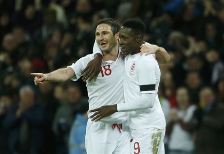 Fotbalisté Anglie Frank Lampard (vlevo) a Daniel Welbeck