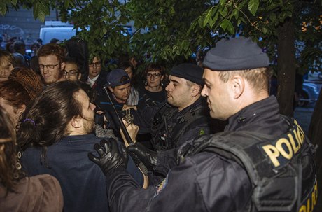 Policie brání aktivistům v návratu na Kliniku.