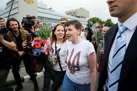 Konečně svobodná. Nadija Savčenková se sestrou Virou po příletu na kyjevské...