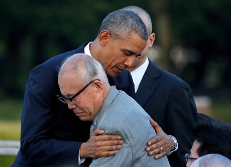 Barack Obama objímá igeaki Moriho, peivího atomové katastrofy v Hiroim.