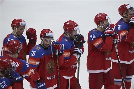 Ruští hokejisté po prohraném semifinále s Finskem.