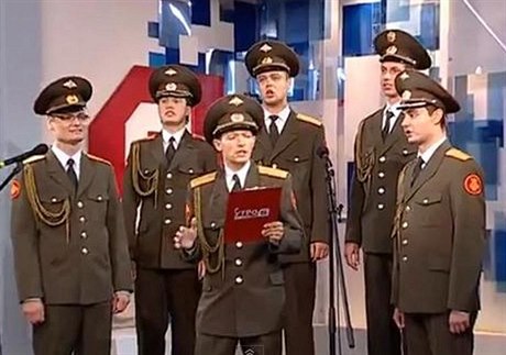 Ruská armáda zpívá píseň Skyfall.