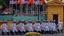 Pslunci vietnamskho nmonictva se pipravuj k uvtacmu ceremonilu pro...