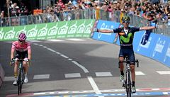 Alejandro Valverde (vpravo) slaví vítzství v estnácté etap Gira ped...