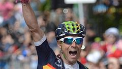 Alejandro Valverde slaví etapové vítzství na Giru.