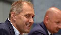 Nový trenér fotbalist Viktorie Plze Roman Pivarník (vlevo) vystoupil 26....