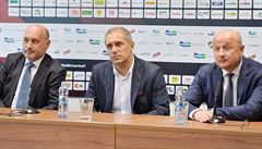 Nový trenér fotbalist Viktorie Plze Roman Pivarník (uprosted) vystoupil 26....