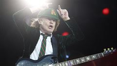 Angus Young si nasazuje rohy