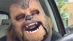 Amerianka si koupila masku Chewbaccy. Jej dtinskou radost vidlo 137 milion lid