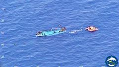 Lidé na potopené lodi u behu Lybie ekají na pomoc.