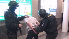 P�edání Fajádova spolupracovníka.
