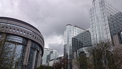 Pohled na budovy Evropského parlamentu z nedalekého parku.