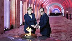 Merkelová a Hollande zapalují Vný plamen v kostnici a nekropoli Douaumont