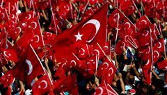 Záplava tureckých vlajek pi oslavách dobytí Oka svta - msta Konstantinopole