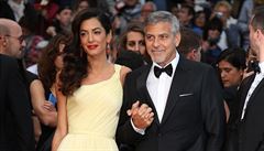 George Clooney s manelkou Amal picházejí na premiéru filmu Money Monster.