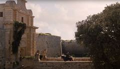Brána do maltského msta Mdina. V seriálu skrze ni projídla v pestrojení  do...
