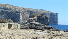 Ve H�e o tr�ny se objevily i útesy poblí� Azurového okna.