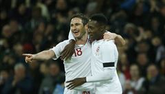 Fotbalisté Anglie Frank Lampard (vlevo) a Daniel Welbeck