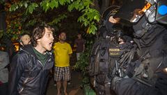 P�ed Klinikou bylo dusno. Vzduchem létala slova o policejním státu.