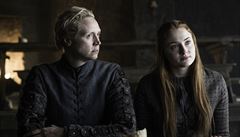 Zleva: Lady Brienne z Tarthu (Gwendoline Christieová) a Sansa Stark (Sophie...