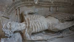Avignonský kardinál Jean de Lagrange zesnul v roce 1402. Jeho posmrtná socha se...
