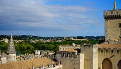 Úchvatný pohled ze stechy Papeského paláce v Avignonu.