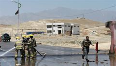 Odstraování krvavých stop sebevraedného atentátu v Kábulu.