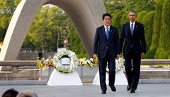 Barack Obama v doprovodu japonského premiéra inzo Abeho poloil kvtiny k...