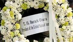 Kvtinový vnec, jím Barack Obama symbolicky uctil památku obtí smrtícího...