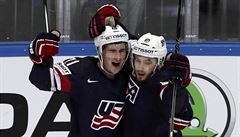 Tyler Motte a Dylan Larkin slaví tetí americký gól.